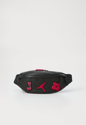 Sac banane en cuir noir avec des accents brodés rouges incluant "J," "23," et une silhouette de basket-ball. Dispose d'une fermeture éclair supérieure et d'une sangle ajustable.