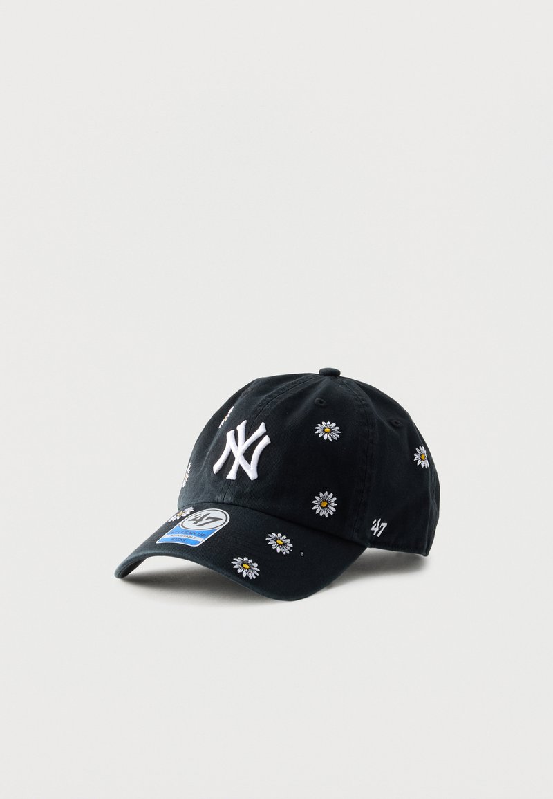 Μαύρο καπέλο μπέιζμπολ με λευκό λογότυπο New York Yankees, κεντημένα λευκά μαργαρίτες και ένα μπλε αυτοκόλλητο της μάρκας '47' στο γείσο.