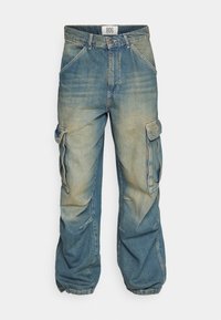 Denim cargo byxor i ljusblått med en urtvättad finish, flera sido-fickor och en avslappnad passform. Knappar och dragkedja i midjan.