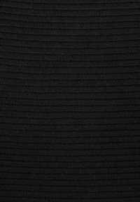 Musta neulottu kangas, jossa on ribbineulottu pinta, vaakasuorat linjat ja hieman joustoa. Materiaali vaikuttaa pehmeältä ja joustavalta.