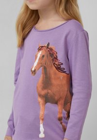 Paarse longsleeve shirt met een textuur van een bruine paard grafiek versierd met pailletten op de manen. Zachte katoen stof.