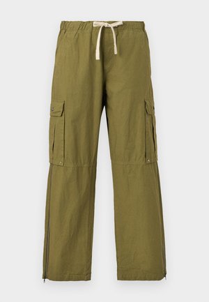 CURVED LOGO PANTS  - Oldalzsebes nadrágok - army green