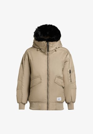 Chaqueta de plumas beige con cuello alto, capucha de piel sintética, cierre de cremallera y múltiples bolsillos. Presenta puños y dobladillo acanalados.