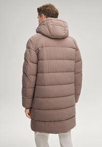 Cappotto imbottito marrone con cappuccio, caratterizzato da un design a righe orizzontali e polsini elasticizzati, che offre una silhouette calda e strutturata.