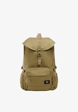 Beżowy plecak z klapą, regulowanymi paskami, przednią kieszonką na zamek i logo Vans. Posiada teksturowany materiał oraz wiele przegródek.