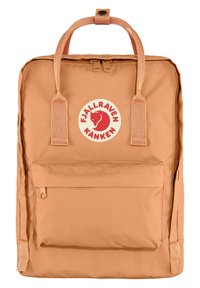 Sac à dos Fjällräven Kånken en nylon orange avec une poignée robuste, une poche frontale et un patch logo rond représentant un renard rouge.