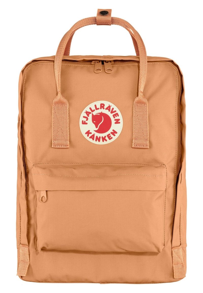 Sac à dos Fjällräven Kånken en nylon orange avec une poignée robuste, une poche frontale et un patch logo rond représentant un renard rouge.