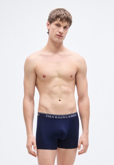 Marineblå boxershorts med en linning med teksten "POLO RALPH LAUREN" i hvitt. Laget av glatt stoff med tettsittende design.