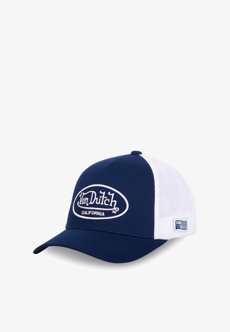 Gorra azul marino con parte trasera de malla blanca, con un parche frontal con el logo "Von Dutch California" en blanco. Visera curva y correa ajustable.