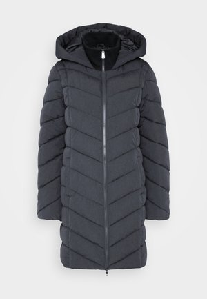 Tumši pelēks pūkains mētelis ar kapuci, ar jostu priekšpusē un čevrona šūšanas rakstu. Izgatavots no gludas, teksturētas auduma.