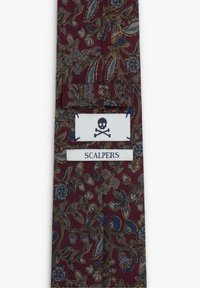 Corbata burdeos con patrón floral en tonos azules y verdes. Etiqueta con un símbolo de calavera y el texto "SCALPERS" en azul.