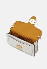 COACH POLISHED PEBBLE TABBY WRISTLET - Pochette - chalk