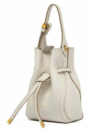 Petit sac seau en cuir texturé écru avec bandoulière ajustable et détails en métal doré.