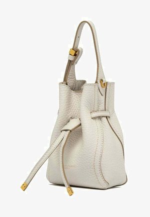 Petit sac seau en cuir texturé écru avec bandoulière ajustable et détails en métal doré.