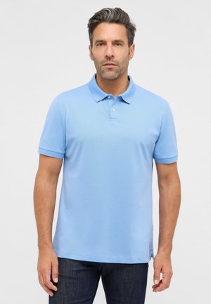 Lyseblå polo skjorte med klassisk krave, korte ærmer og lige kant. Stoffet ser glat ud med en let glans og uden synlige mønstre.