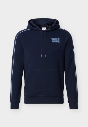 Marineblauer Kapuzenpullover mit hellblauen Streifen an den Ärmeln, einer Fronttasche und dem Schriftzug "SUN FADES POWER FADES" in Hellblau auf der Brust.