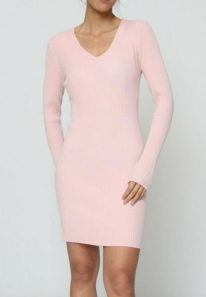 Robe en tricot côtelé rose avec des manches longues et un décolleté en V. Design ajusté, longueur genou, avec un tissu texturé et de fines lignes horizontales.