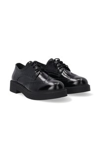 Zwarte leren veterschoenen met een gepolijste afwerking, brogue-details, ronde neus en een lage, gestructureerde rubberen zool.