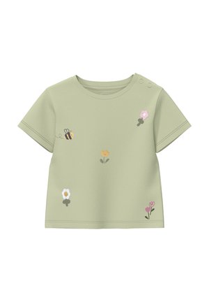Lichtgroen peutershirt met korte mouwen, versierd met kleine geborduurde bloemen en een bij, voorzien van twee drukknoopjes op de schouder.