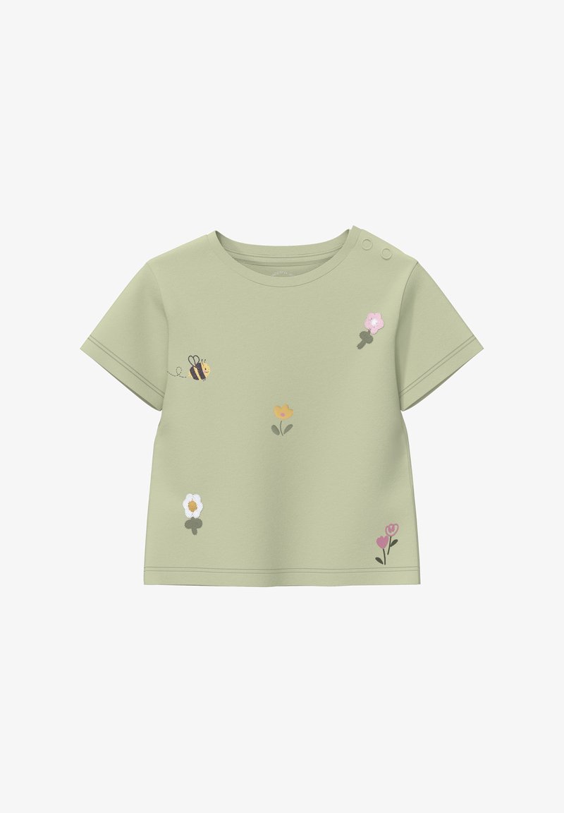 Chemise pour tout-petit vert clair à manches courtes, décorée de petites fleurs brodées et d'une abeille, avec deux boutons-pression aux épaules.