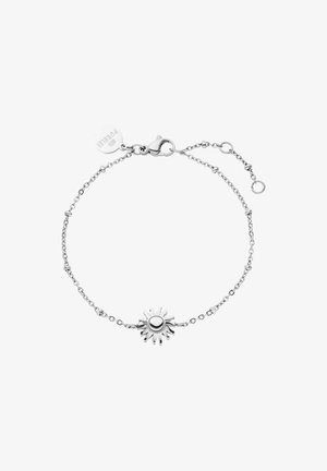 Silberarmband mit einem sonnenförmigen Anhänger und einem runden Zentrum, verbunden durch eine zarte Kette und gesichert mit einem Karabinerverschluss.