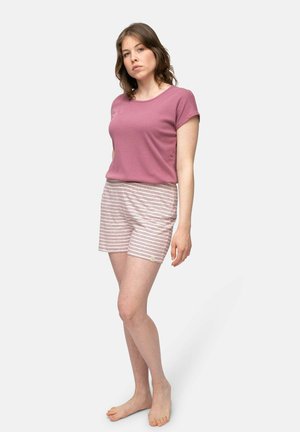 Rosa gerippter Kurzarm-Top kombiniert mit weißen Shorts, die rote horizontale Streifen haben. Baumwollmischung mit lässigem Design und weicher Textur.