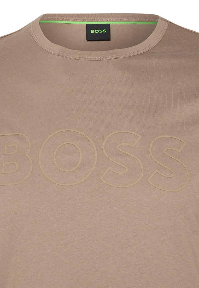 Khaki t-shirt wykonany z miękkiego materiału, z okrągłym dekoltem, subtelnym wytłoczonym logo "BOSS" oraz kontrastową zieloną metką przy dekolcie.