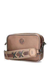 Borsa rettangolare in bronzo con finitura satinata liscia, dotata di logo, tracolla regolabile con accenti di glitter e chiusura con zip argentata.