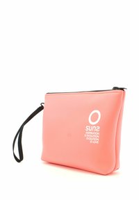 Pochette sintetica corallo con una texture liscia, chiusura con zip e un cinturino da polso nero. Presenta un logo e del testo bianchi sul fronte.