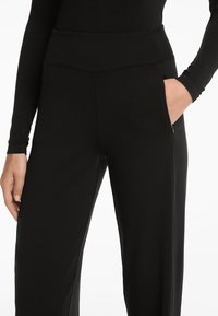 OYSHO STRAIGHT-LEG HIGH RISE WARM - Donji dijelovi trenirke - black
