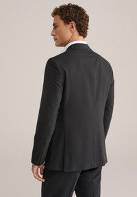 Melnā pielāgotā uzvalka jaka ar taisnu griezumu, smalku svītru rakstu, vienu ventilāciju aizmugurē un pogājamiem piedurknēm.