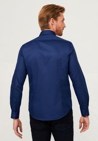 Donkerblauw lange mouw shirt met een klassieke kraag, gladde textuur, knoopmanchetten en een ronde zoom, gezien van de achterkant.