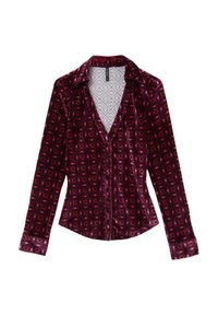 Camicia di velluto rosso con un motivo geometrico a diamante in viola e rosa, colletto a punta e patta con bottoni. Maniche lunghe.