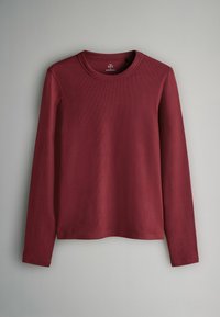 Bordó dlhý rukáv ribbed crew neck tričko, stredná veľkosť, zavesené na svetlo šedom pozadí.