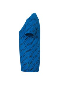 Blå kortærmet t-shirt med et dynamisk zigzag-mønster i mørkere blå, lavet af et letvægtsstof. Har en rund hals og et lille grønt mærke.