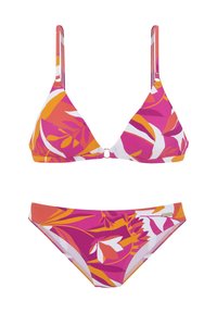 Bikini set s ružovým, oranžovým a bielym kvetinovým vzorom, s trojuholníkovým vrškom a zodpovedajúcimi nízko strihanými nohavičkami, vyrobený z elastického materiálu.