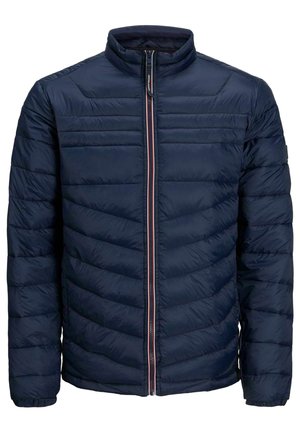 Chaqueta de plumas azul marino con textura acolchada, cierre con cremallera y cuello alto. Presenta un acento rojo y blanco a lo largo de la cremallera. Diseño ligero.