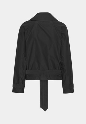 Čierna krátka bunda so širokým golierom, dlhými rukávmi, remienkovými manžetami a dlhým opaskom visieť od zadnej strany na svetlosivom pozadí.