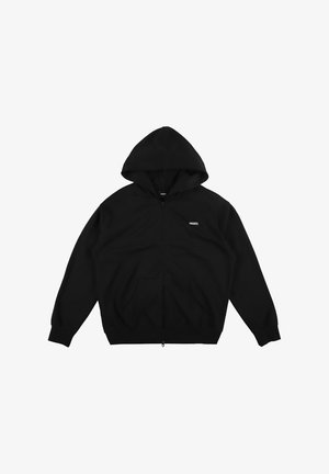 Czarna bluza z kapturem na zamek błyskawiczny, z regulowanym kapturem, przednimi kieszeniami i ściągaczami przy mankietach. Posiada małe logo po lewej stronie u góry. Wykonana z miękkiego materiału.