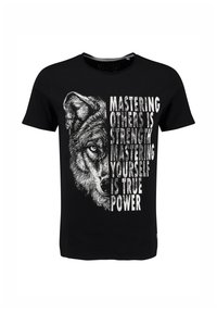 Camiseta negra con un detallado rostro de medio lobo a la izquierda y texto blanco que dice "Dominar a los demás es fuerza. Dominarte a ti mismo es verdadero poder" a la derecha.