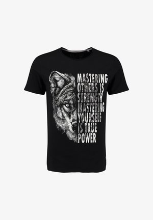 Schwarzes T-Shirt mit detailliertem Halbwolfs-Gesicht auf der linken Seite und weißem Text, der sagt: "Die Beherrschung anderer ist Stärke. Die Beherrschung deiner selbst ist wahre Macht" auf der rechten Seite.