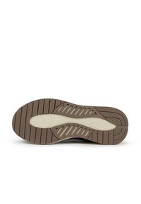 Suela de zapato con un diseño de goma marrón que presenta surcos horizontales y verticales, un mediado blanco y el logo "MUNICH" en relieve.