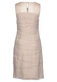 Abito beige senza maniche con design a strati e texture morbida. La chiusura a chiave sul retro e il tessuto fluido creano una silhouette elegante.