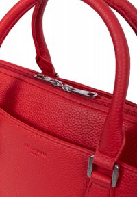 Borsa a mano in pelle rossa con texture, dotata di doppi manici, chiusura con zip e hardware in tonalità argento. Presenta un design semplice e strutturato.