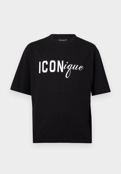 Μαύρο κοντομάνικο T-shirt με λευκό κείμενο «ICONique» τυπωμένο στο στήθος σε συνδυασμό εκτύπων με μπλοκ και γραφικά γράμματα.