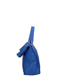 Sac à main en cuir bleu avec une surface texturée, un rabat supérieur et une seule sangle. Présente un accent en anneau métallique sur la sangle.