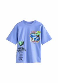 Lyseblå bomulds t-shirt med grafik af en bil og teksten "FAST & FURIOUS" i stærke farver. Korte ærmer, rund halsudskæring.