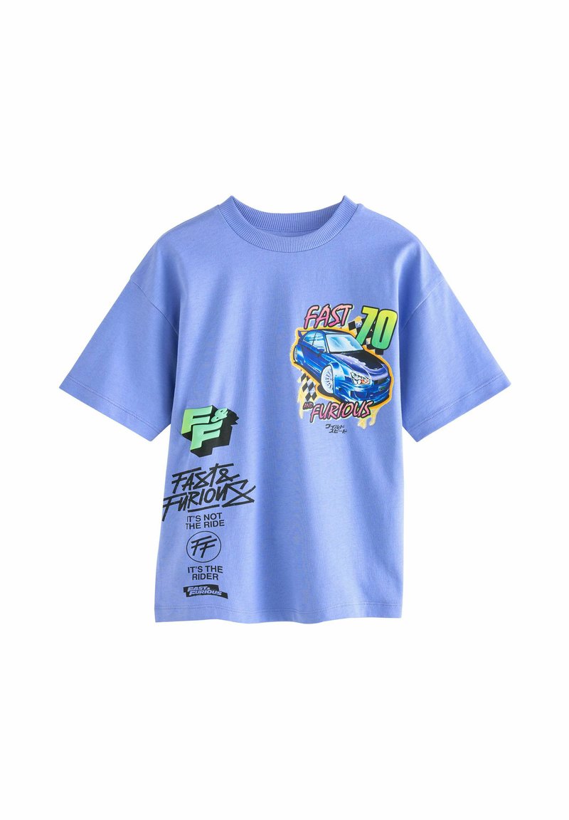 Lyseblå bomulds t-shirt med grafik af en bil og teksten "FAST & FURIOUS" i stærke farver. Korte ærmer, rund halsudskæring.