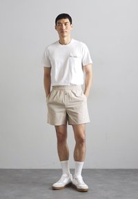 MOSCHINO EMBROIDERED GOOSE - Lühikesed püksid - beige