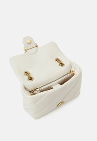 Cremfarbene Lederhandtasche mit strukturiertem Design, ausgestattet mit goldfarbenen Metallteilen, einem Druckverschluss und einer Reißverschluss-Innentasche.